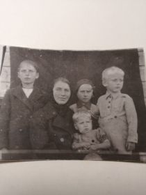 Жена Анна Павловна с детьми: Галя, Валя, Виктор и на руках Люба. Примерно 1944г