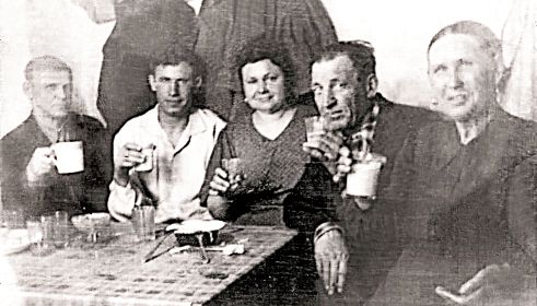 Вологжанин Иосиф Григорьевич со супругой Екатериной. В белой рубашке Александр Иванович, сын Ивана Митрофановича, который справа со супругой Пелагеей.