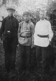 Братья: Кутырин Глеб (в центре), Кутырин Егор Кириллович (слева), Кутырин Григорий Борисович (справа)
