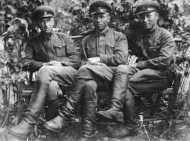 Кутырин Григорий Борисович (в центре) во время службы на Дальнем Востоке.