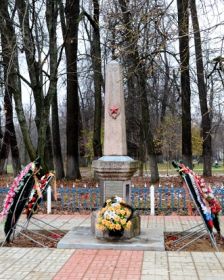 Воинский мемориал в деревне Белкино Калужской области.