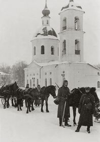 Немецкие солдаты в деревне Белкино Боровского района Калужской области 1941 год.