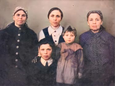 Евдокия Алексеевна (слева) с сестрой Клавдией Алексеевной, её детьми Сергеем, Зоей и матерью Аксиньей Степановной