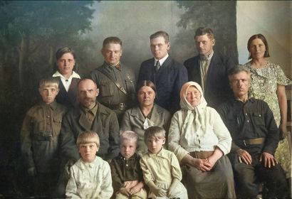 Фото получено от моего двоюр.брата Максименко А.А. Брат Виктора Малаховича - Василий , погиб под Москвой в 1941 году .