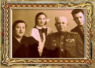 Фотография семьи гвардии полковника ШЛЕЙФМАНА Е. Г.: супруга Ольга Захаровна, дочь Изабелла, сын Григорий.