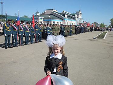 Праправнучка Колтукова Юлия на построении бессмертного полка города Рубцовск. Фото 9 мая 2015 года.