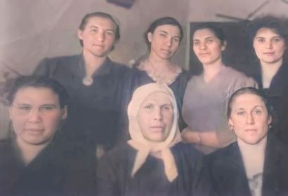 Варвара Яковлевна с невестками и единственной дочерью