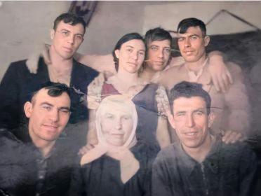 Варвара Яковлевна с сыновьями и единственной дочерью