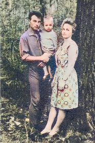 Алексей с женой и дочерью на детской даче АТЗ, июнь 1967 года