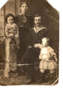 Елена Тарасовна и Иван Никитович Клевцовы с детьми 1916г. (Коля сидит на подставке)