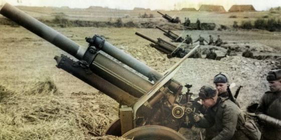Дивизион гаубиц ведет огонь