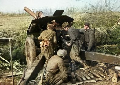 расчет гаубицы ведет огонь -2