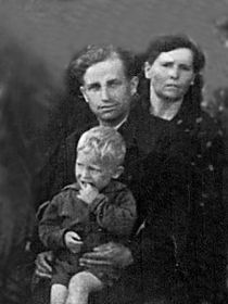 Николай Ануфриевич с сыном Александром и супруга Анна Савельевна. Фото 1951 год.