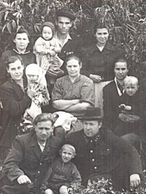 Слева Мельник Н. А. с сыном и его родственники. Фото 1958 года.