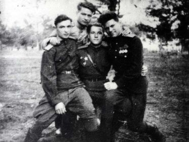 Дресвянский Анатолий Данилович,справа.1945 год.