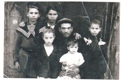 Семья Крыжановского В.Е. Сын Лёня, жена Мария Ивановна, дочери Люба, Рая и Валя.