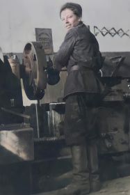 Александр после службы в форме военнослужащего у станка в подсобном хозяйстве Бийской автоколонны "Союззаготтранс", 1952 год