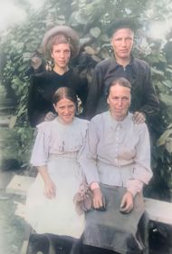 Евдокия Алексеевна (справа) с детьми