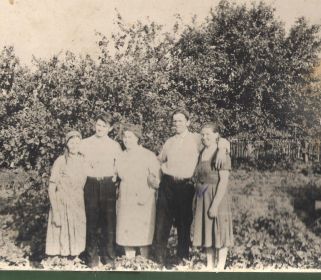 Анастасия Даниловна (на фото первая справа с братом) и ее родственники