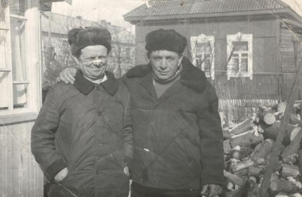 Столяров В.М. (справа) и его боевой друг Бабурченков Алексей (слева)