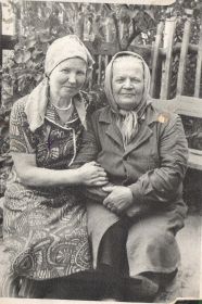 Анастасия Даниловна (на фото слева) с соседкой