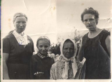 Анастасия Даниловна (на фото слева) с матерью и родственницей