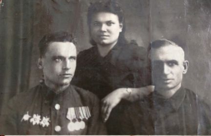 Николай Иванович с отцом и сестрой, 1946