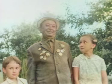 Михаил Кузьмич Мостовой с внуками Владимиром и Ириной, 9 мая 1975 г