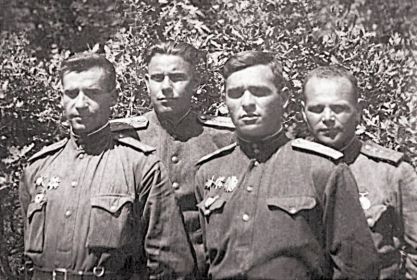 Гвардии майор Гунченко Ф.П. с боевыми товарищами. Крым, 19 июля 1944 года.