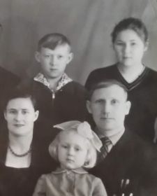 Дедушка Алексей Иванович и  бабушка Анна Андреевна со своими детьми Людмилой, Александром и Галиной