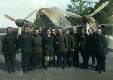 С пилотами "Норманлии". 08 апреля 1943г. Майор Петров в первом ряду второй слева, четвертый- командир "Нормандии" Жан Луи Тюлян, пятый- комполка Дымченко В.И.