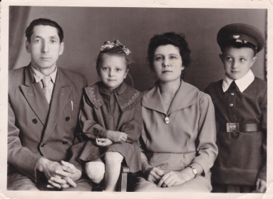 Владимир Петрович Высотский с семьей