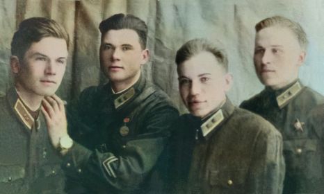 Воентехник 2 ранга Титаренко второй слева.
