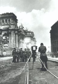 Снимок на память. Берлин, май 1945 года. Автор фото: Тимофей Мельник.