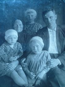 Семья Пудовых перед отходом Василия в Армию июль 1941 год.