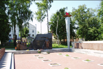 Братское воинское захоронение: Украина, Хмельницкая область, Красиловский район, г. Красилов, в сквере сахарного завода.