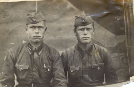 Барышников Лев Евграфович (справа) с другом 1941г