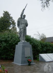 Памятник на братском захоронении в деревне Загваздино
