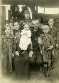 Маленькая Параскева Ильина на руках у матери Ольги Петровны. Рядом отец Василий Прокопьевич и старшие сестры Мария, Анна, Анастасия. 1920 год.