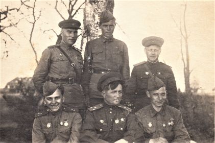 06.06.1943 после награждения. Сидят слева направо: Большаков Г. Н., Картавенко А. М. – комдив, Козырев Н. А. Стоят: Кучин А. С. – начальник разведки, Голубев С. Н., Михайлов –подполковник