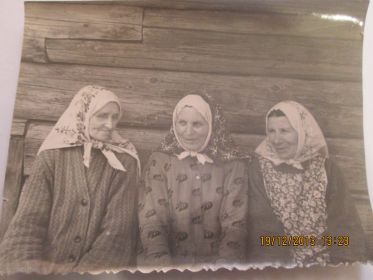 Гарипова Латифа Султангареевна с односельчанами (крайняя справа).