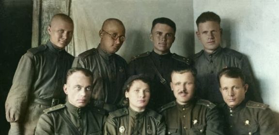 1943г. нижний ряд первый справа Мишкичев Н.М., второй- Захаров А.Д., четвертый Хохол В.А., вверху второй справа Овчаренко Н.Е.
