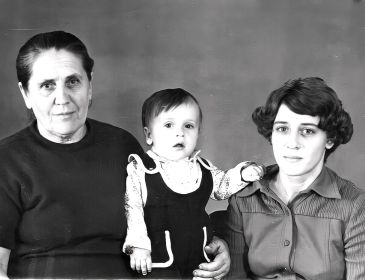 Мария Мумжа с внуком Евгением и снохой Ольгой