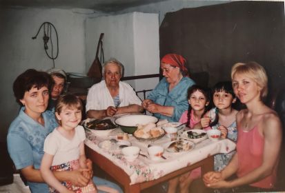 Александр Васильевич и Мария Васильевна с внучками Ольгой и Леной, правнучками Вероникой, Викторией и Анжеликой, и снохой Ольгой