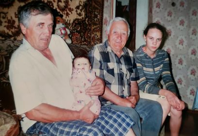 Александр Васильевич с сыном Анатолием и правнучками Вероникой и Натальей. 2009год