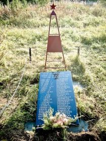 Стела и мемориальная доска со списком погибших советских солдат и мирных жителей в Петровском Яме. Установлены в 2008 и 2011 годах, соответственно.