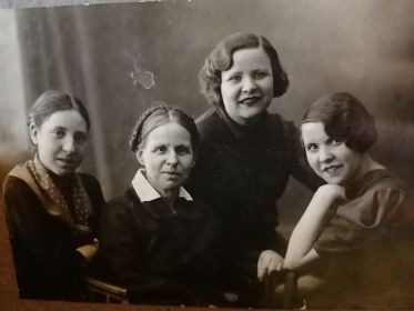 Прабабушка Ефросинья Александровна (в центре) с дочерьми.