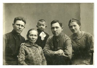 Слева направо:Василий Андреевич,егомама Ульяна Иустиновна, брат Евгений Андреевич, жена брата и его сын,Борис Евгеньевич.