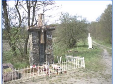 Крест у входа в бывший лагерь