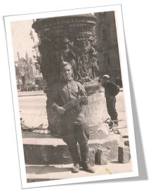 В мае 1945 года мой прадедушка возле здания Рейхстага.
